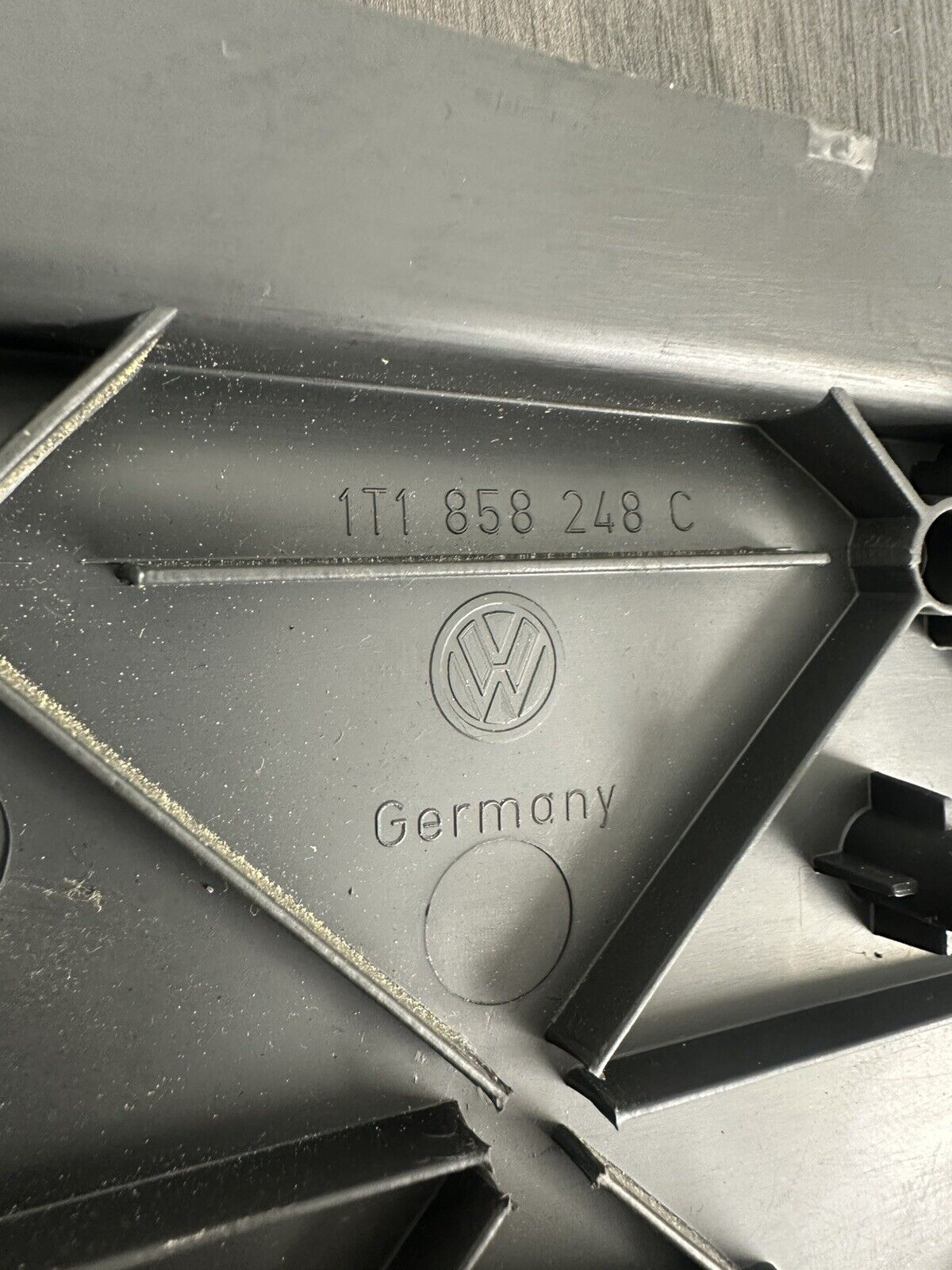 6305890