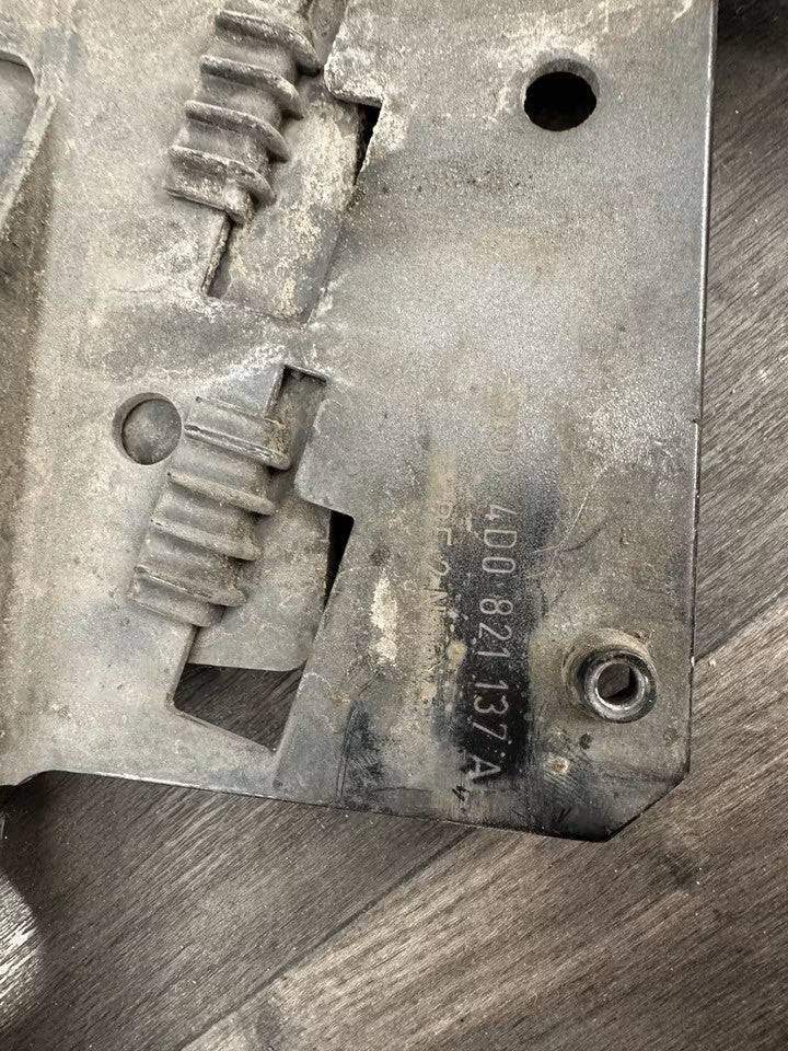 4D0821137A Kotflügelhalter Halterung Links Audi A8 D2 4D Modell